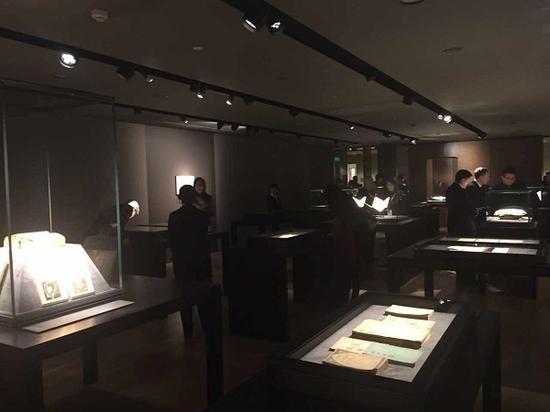 五号展厅陈列了木心早期阅读的民国版书籍、“文革”前私下写作的幸存手稿