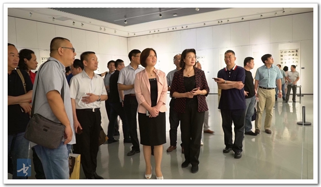 (张建会,吴颖,万镜明,李延春,徐延琥等在展览现场观看作品)